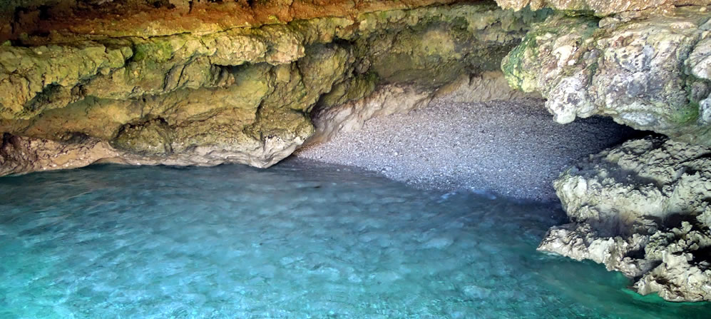 Piccola grotta raggiungibile dal mare